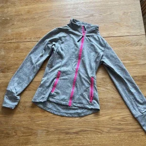 Grå träningsjacka med rosa dragkedjor
