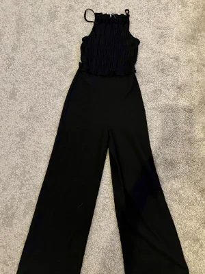 Svart byxdress från Bershka s/xs