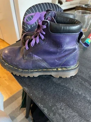 Lila Dr. Martens kängor stl 36