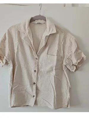 Beige kortärmad linneskjorta