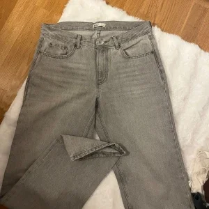 Grå jeans från Gina tricot perfect jeans, stl 40