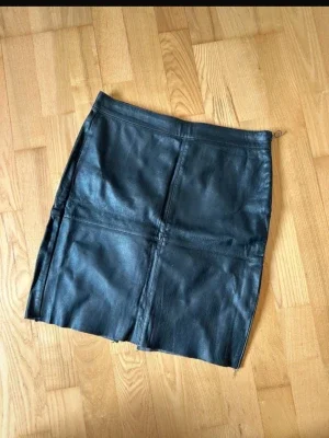 Svart skinnkjol från Vero Moda