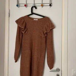Brun stickad klänning från H&M