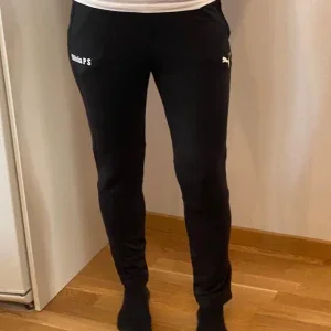 Svarta träningsbyxor från Puma