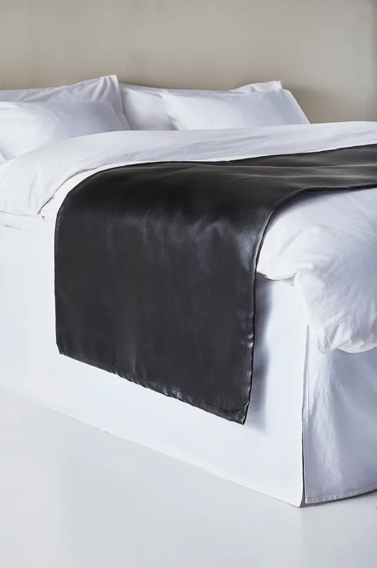 Jotex - Sengetæppe i Hotelstil 45 Cm Polyuretan Sort Ensfarvet LEA Køb Sengetæpper hos Jotex
