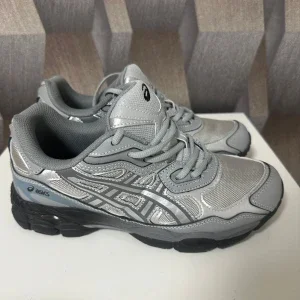 Grå Asics GEL sneakers med svarta sulor