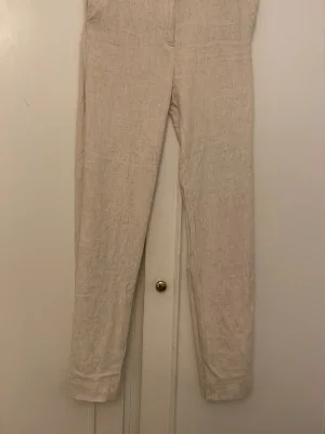Beige linnebyxor med rak passform