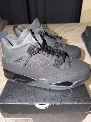 Svarta Air Jordan 4 Retro sneakers Black Cats