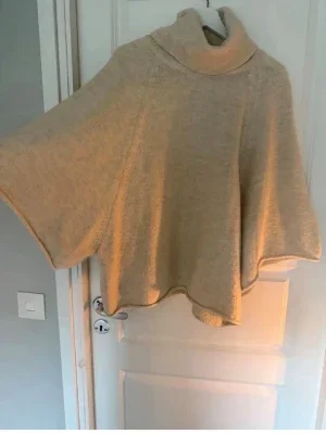 Beige poncho med polokrage