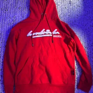 Röda Hoodrich mjukisbyxor med tryck med matchande hoodie