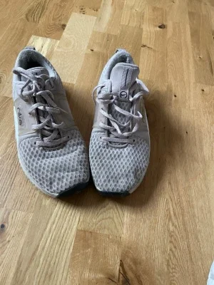 Beige sneakers från Nike