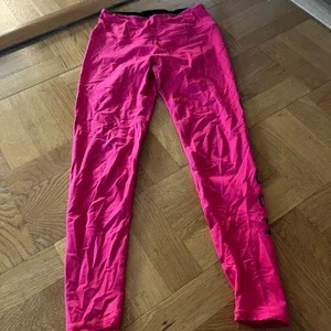 Rosa träningsbyxor från Röhnisch