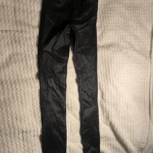 Svarta glittriga jeans från Vila XS