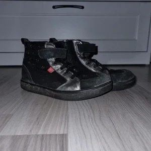 Svarta kängor med dragkedja