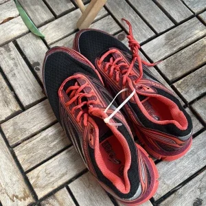Svarta och röda sneakers från Saucony