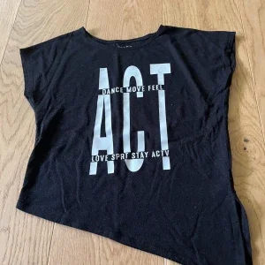 Svart topp med tryck ACT