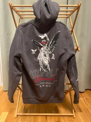 SUPPLY Hoodie med tryck