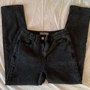 Svarta jeansbyxor