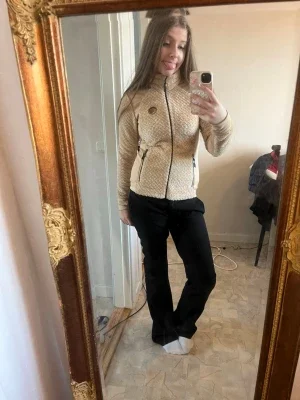 Beige teddytröja från J. Lindeberg