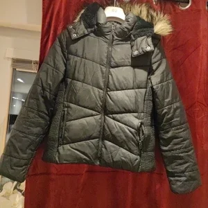 Svart quiltad vinterjacka med fuskpäls