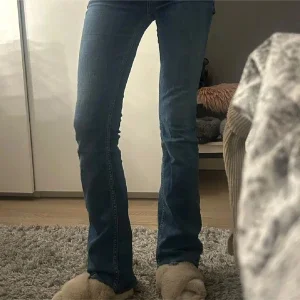 Blå bootcut jeans från Zara
