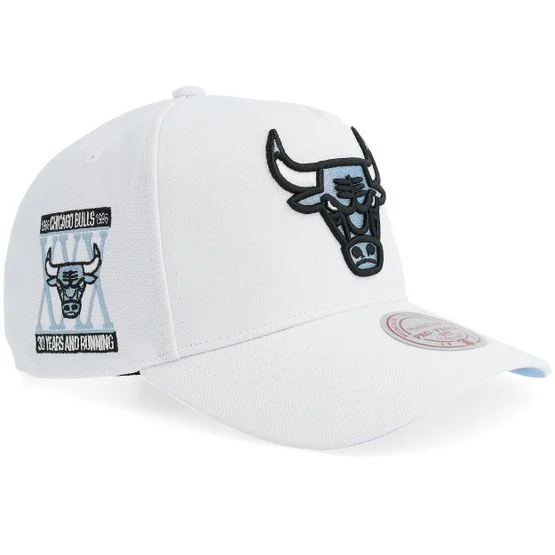 Mitchell & Ness - NBA White adjustable Czapka Z Daszkiem - Chicago Bulls Core Xi Pro White/Blue A-frame Adjustable @ Hatstore