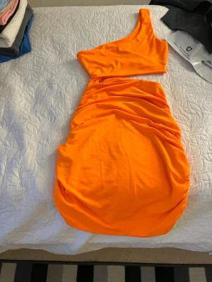 Orange one shoulder klänning