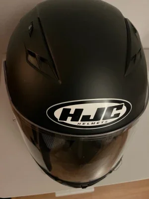 Svart MC-hjälm från HJC