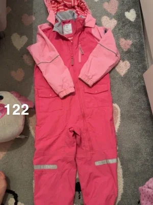 Rosa skaloverall med huva och reflexdetaljer