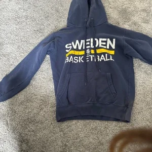 Tjocktröja ”Sweden Basketball”