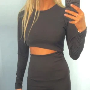 Svart tight klänning med lång ärm och cut-out