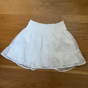 Vit kjol med volang från Abercrombie Kids