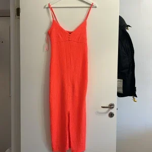 Orange klänning från Gina Tricot