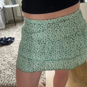Grön blommig kjol med shorts från Zara