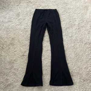 Svarta bootcut byxor med slits