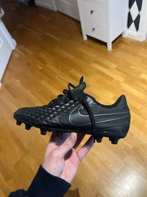 Nike Tiempo Legend 8 Club svarta fotbollsskor