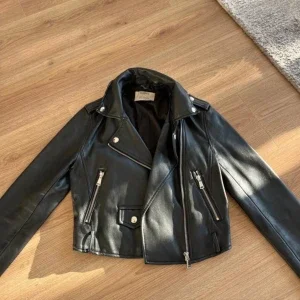 Svart skinnjacka från Bershka XS