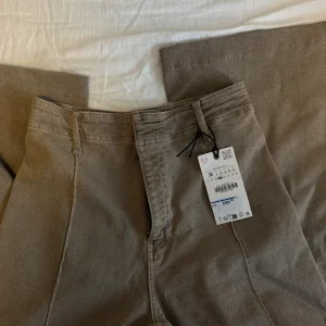 Beige wide leg jeans från Zara