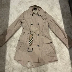 Beige trenchcoat från Burberry