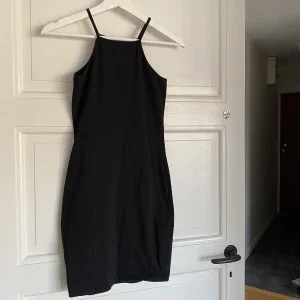 Basic svart klänning