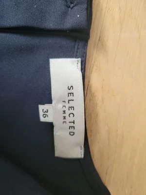 Mörkblå blus från Selected Femme