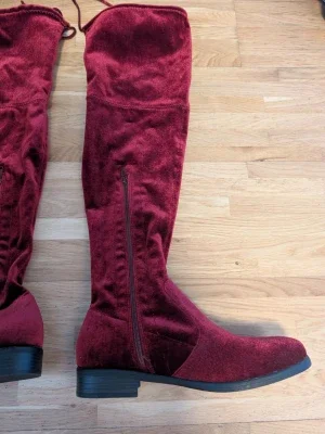 Vinröda overknee-stövlar i sammet