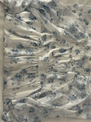 Vit blommig klänning med puffärm