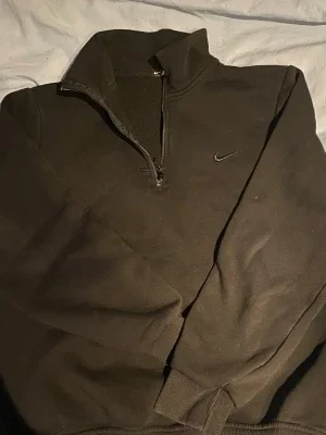 Svart Nike half zip sweatshirt