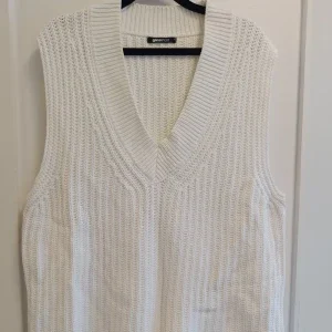 Vit stickad väst från Gina Tricot