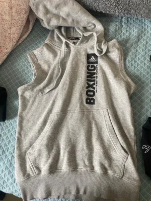 Grå ärmlös hoodie från Adidas