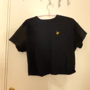Svart croppad t-shirt från Lyle & Scott