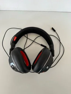 Plantronics svarta over-ear hörlurar