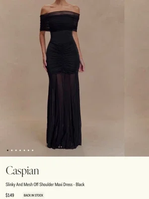 Svart off shoulder maxiklänning
