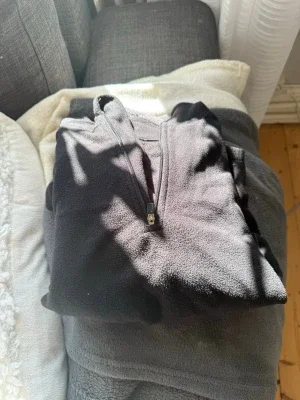 Svart fleecehoodie med halv dragkedja
